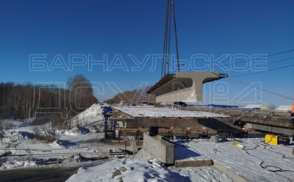 На путепроводе на Павловском тракте в Барнауле приступили к монтажу балок пролетного строения