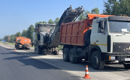 Сегодня дорожники Барнаульского ДСУ №4 продолжают работы вблизи п.Среднесибирский Тальменского района Алтайского края