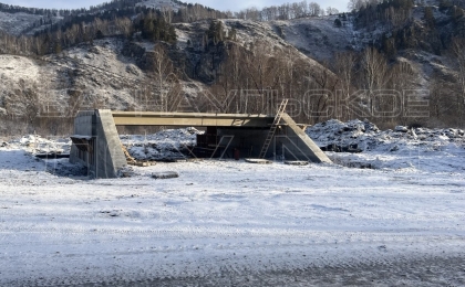 В Солонешенском районе Алтайского края продолжаются работы по реконструкции дороги с мостом