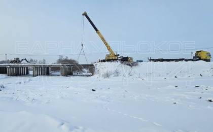 На въезде в с.Хабары ведутся работы по ремонту моста через р.Бурла
