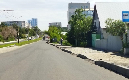 Устройство нижнего слоя асфальтобетона на ул.Северо-Западной в Барнауле выполнено на 70%